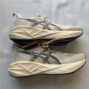 Asics NOVABLAST 5 New With Tags, women size 7.5